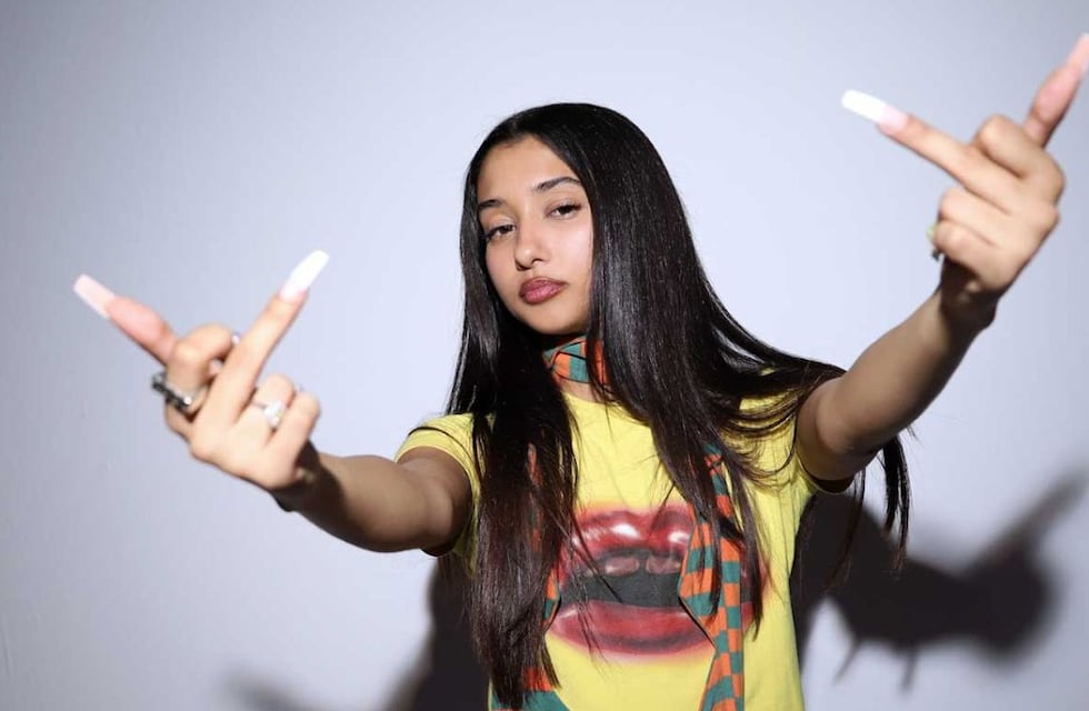 Quién es Bb trickz, la rapera que causó polémica con su show en el Lollapalooza Argentina 2024