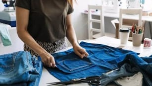 El truco para reciclar un pantalón de jean que no se usa y transformarlo en un top: el paso a paso