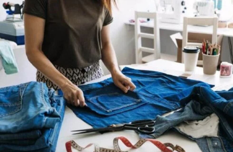 El truco para reciclar un pantalón de jean que no se usa y transformarlo en un top: el paso a paso