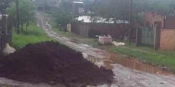 Tras las lluvias se registraron complicaciones para circular por calles terradas de Puerto Iguazú.