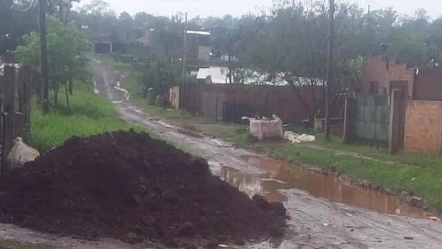 Tras las lluvias se registraron complicaciones para circular por calles terradas de Puerto Iguazú.