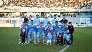 Estudiantes de Río Cuarto y la formación ante Gimnasia (M). (Prensa Estudiantes).