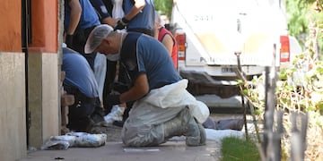 Un hombre fue asesinado en Guaymallén. Personal de la policía científica realizan las pericias.