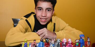 Nacho Romero tiene síndrome de Asperger y ha realizado una colección de muñecos en plastilina.