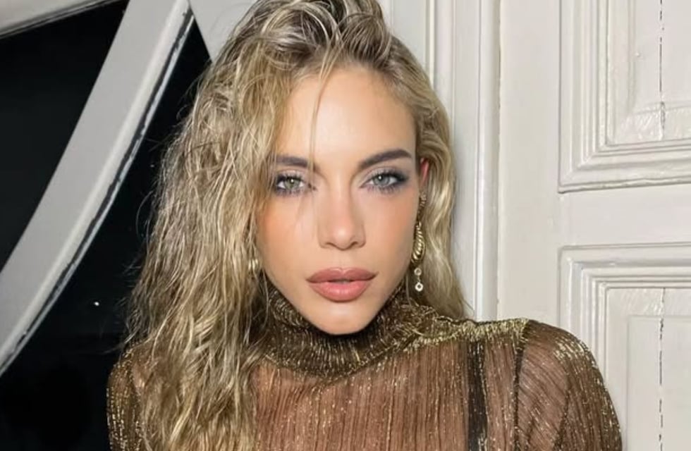 Emilia Attias dio cátedra de sensualidad con una microbikini amarilla al borde de la censura