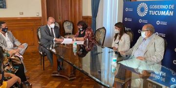 Acuerdo salarial: UPCN fue el primero en firmar por un incremento del 30% en dos partes