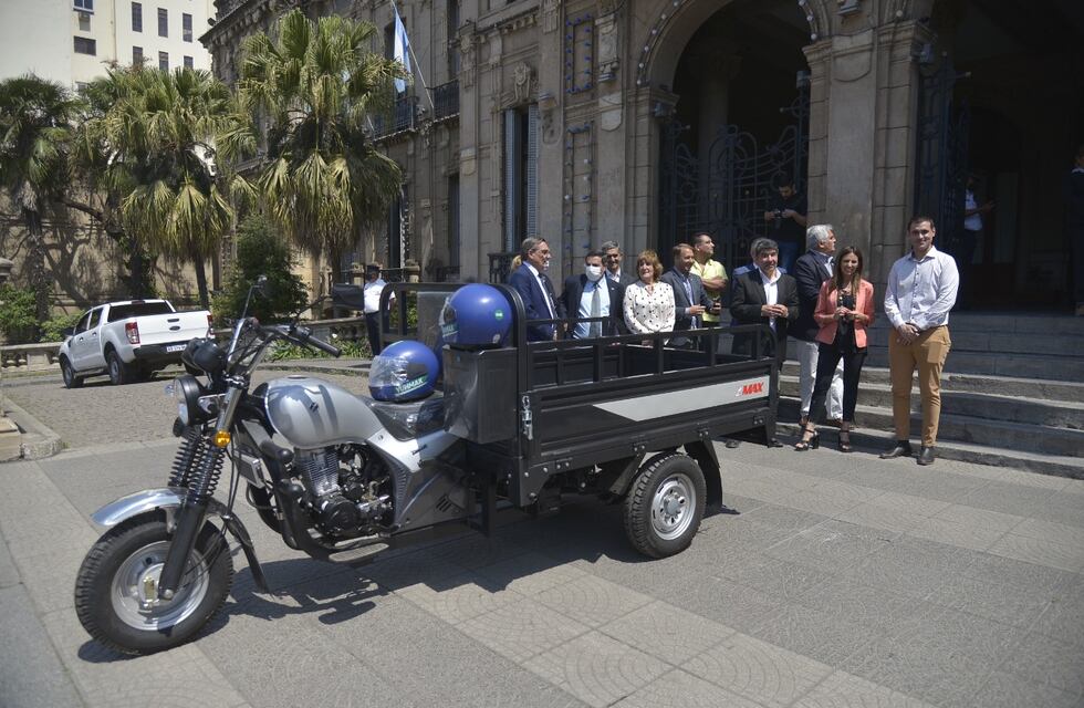 Miembros del Gabinete provincial le regalaron un motocarro a Hugo Daniel Toro para que pueda volver a trabajar