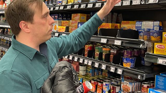 Stuart Dryden haciendo compras en un supermercado el Arlington, Virginia, el 21 de febrero de 2024. La inflación en Estados Unidos ha estado atenuándose en parte debido a la conducta de los consumidores. (Foto AP/Chris Rugaber)