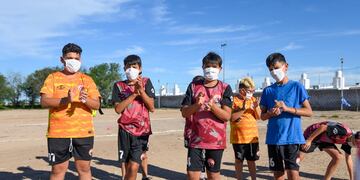 Reconvirtieron un basural en dos espacios verdes y una cancha de fútbol.