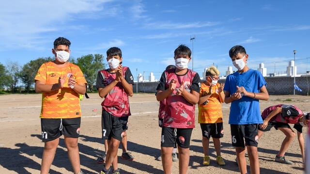 Reconvirtieron un basural en dos espacios verdes y una cancha de fútbol.