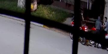 Delincuentes apuntaron a una niña de 2 años para robar una moto.