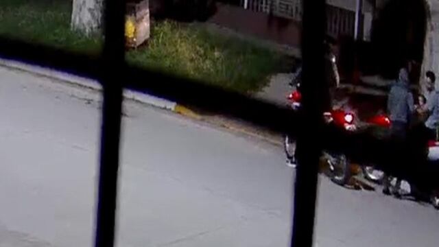 Delincuentes apuntaron a una niña de 2 años para robar una moto.