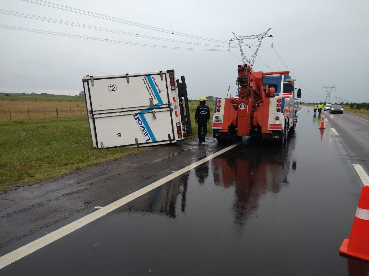 RN14: otro vuelco con un camionero lesionado