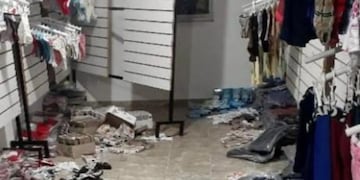 Así quedó el comercio asaltado en horas de la madrugada.