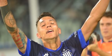Golazo de Ruben Botta para que Talleres lo de vuelta ante Instituto (Javier Ferreyra / La Voz).