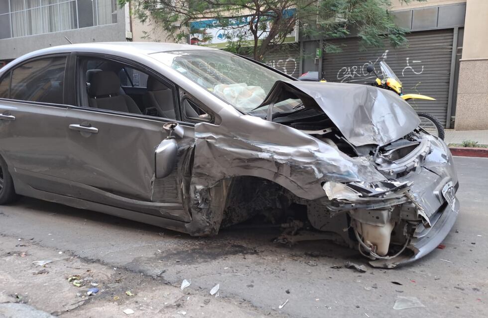 Video: le pidió el auto a su abuela, evadió un control policial y chocó a 120 kilómetros por hora en Córdoba