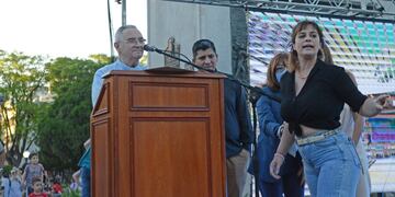 La interpelación de Vanesa Carrasco, la mamá de la niña abusada, al obispo de Rafaela, Luis Fernández (Foto: Mario Liotta)