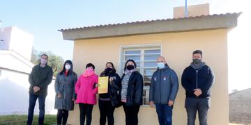 Madre e hijas recibiendo la vivienda este jueves en el barrio Altos del Valle de Villa Carlos Paz.