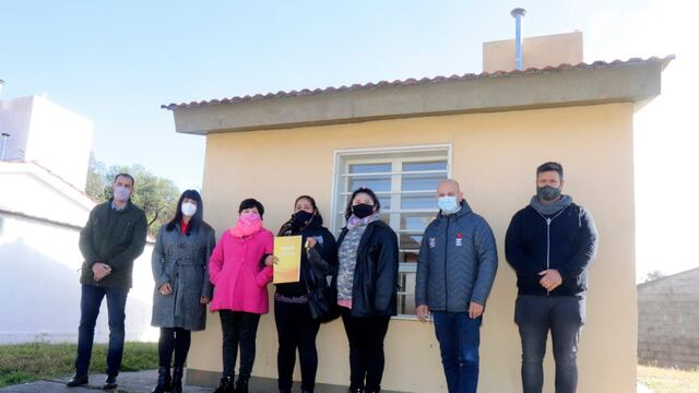 Madre e hijas recibiendo la vivienda este jueves en el barrio Altos del Valle de Villa Carlos Paz.