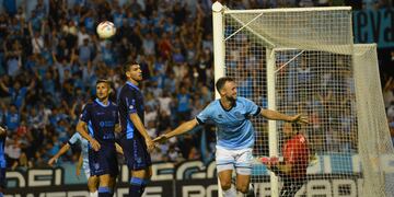 Susvielles festeja con unos 30 mil "Piratas" su primer gol en Belgrano (Foto: Javier Ferreyra).