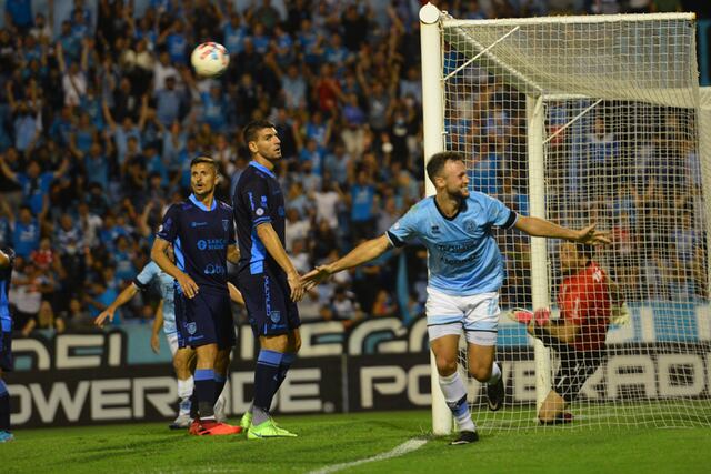 Susvielles festeja con unos 30 mil "Piratas" su primer gol en Belgrano (Foto: Javier Ferreyra).