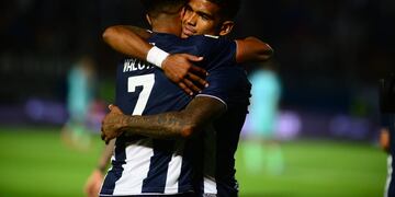 Diego Valoyes se abraza con Pérez tras convertir el 1 a 0 de Talleres ante Godoy Cruz. (José Gabriel Hernández / La Voz).
