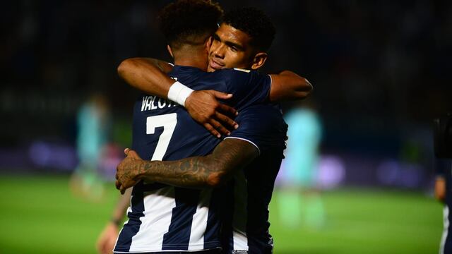 Diego Valoyes se abraza con Pérez tras convertir el 1 a 0 de Talleres ante Godoy Cruz. (José Gabriel Hernández / La Voz).