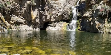 Ubicado a sólo 30 kilómetros de la capital, este paraje se encuentra arriba de la conocida Cascada de Los Hornillos