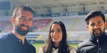 Micaela, la hija de Walter Silvani, con Marcelo Barovero y Leonardo Pisculichi.
