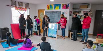 Yutrovic y Harrington visitaron la Escuela Experimental “Los Ñires”