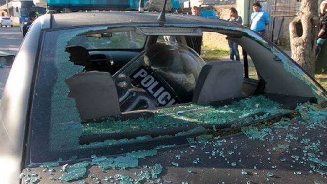 Borrachos destrozaron un móvil policial en Maciel