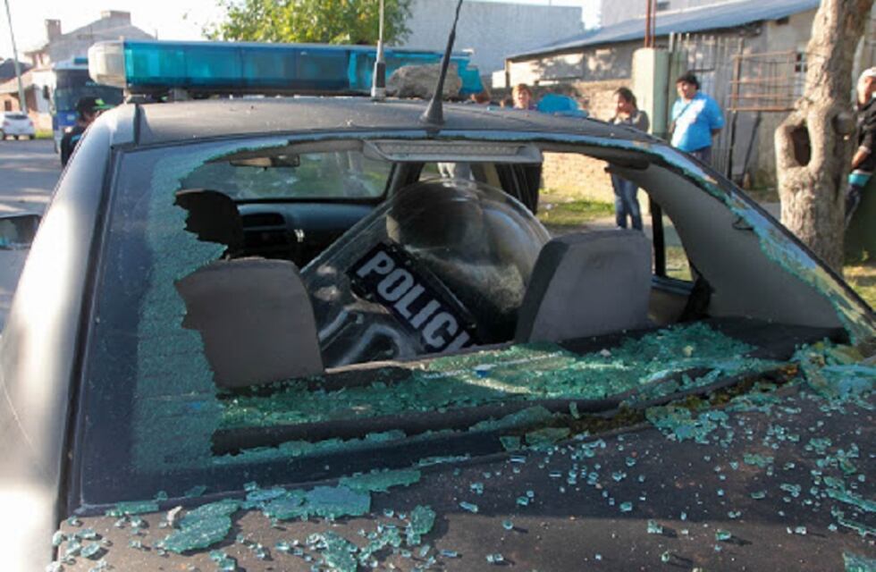 Jóvenes borrachos destrozaron un patrullero e hirieron a dos policías