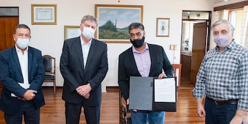 El intendente Barrionuevo exhibe la resolución nacional (APN)