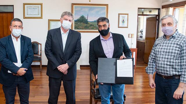 El intendente Barrionuevo exhibe la resolución nacional (APN)