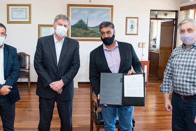 El intendente Barrionuevo exhibe la resolución nacional (APN)