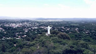 Conquista del paisaje: el Mirador de la Cruz en La Cumbre revela el valle de Punilla desde las alturas