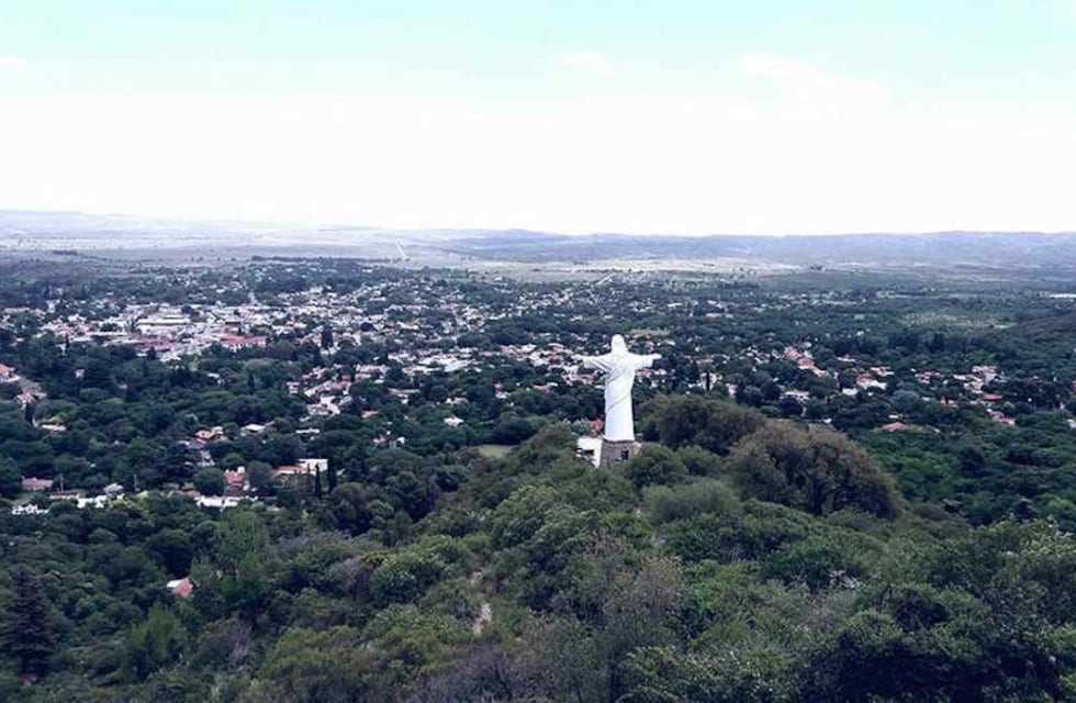 Conquista del paisaje: el Mirador de la Cruz en La Cumbre revela el valle de Punilla desde las alturas