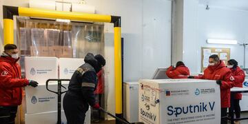 El Gobierno nacional informó que entre hoy y el martes se distribuirán 650.400 dosis del componente 1 de la Sputnik V en todas las provincias para avanzar en el plan de vacunación para inmunizar a la población contra el coronavirus. 
presidencia