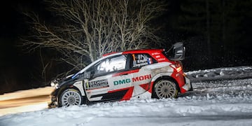 En el primer tramo de hoy, helado y oscuro, Ogier se impuso por nada menos que 17s8/10 y pasó a comandar la clasificación.