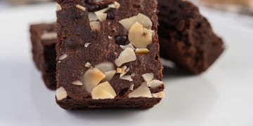 Cómo hacer brownies saludables, sin harinas y en 3 pasos.