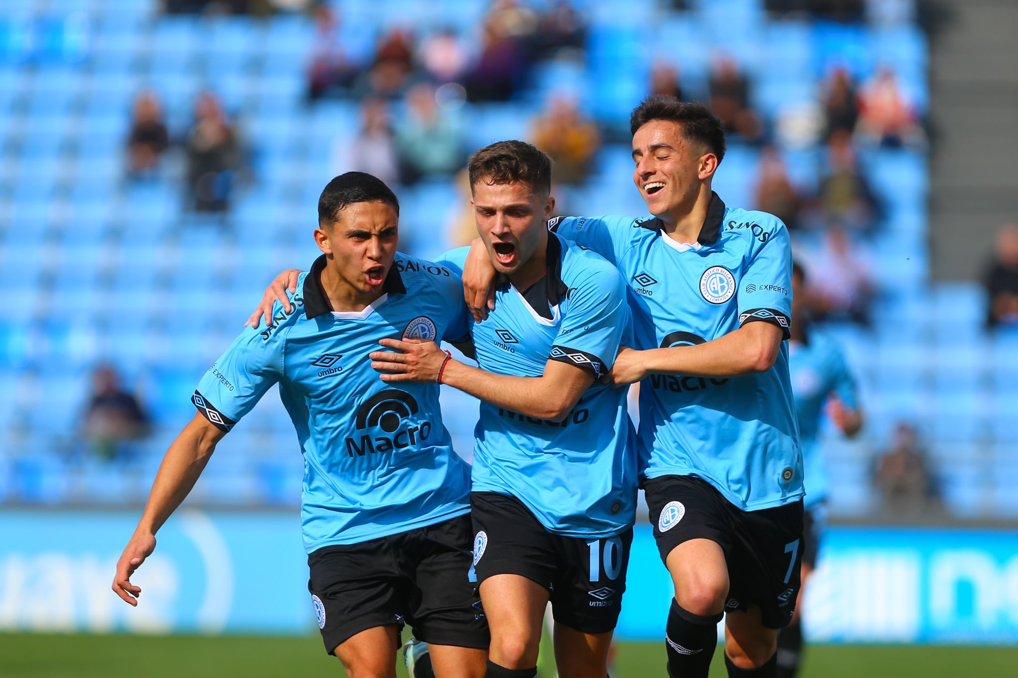 Ignacio Tapia llena su boca de gol en el primer tanto de la Reserva (Prensa Belgrano).