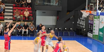Momento exacto en el que Francisco Tarnowyk transforma un certero lanzamiento, en explosión en la tribuna. En el estadio "Federación", el equipo dirigido por Guillermo Tasso derrotó por 68-63 a Comunicaciones, de Mercedes (Corrientes).