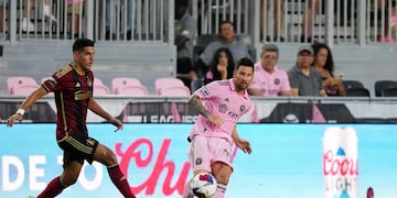 Messi, dos goles en su debut como titular.