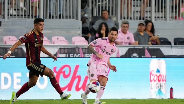 Messi, dos goles en su debut como titular.