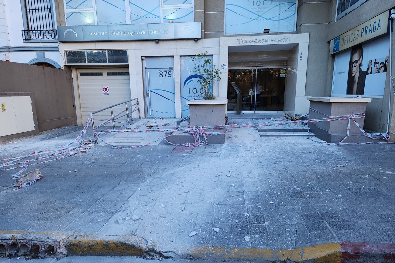 Un nuevo derrumbe de mampostería se produjo este martes por la mañana en un edificio de barrio Nueva Córdoba, en el noveno piso deTerrazas del Palacio, ubicado en Chacabuco 887. (Pedro Castillo / La Voz)