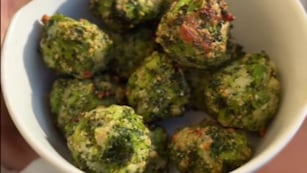 La receta para hacer las bolitas de brócoli y queso con 4 ingredientes.
