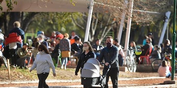 Una multitud salió a pasear y hacer ejercicio en el parque general San Martín.