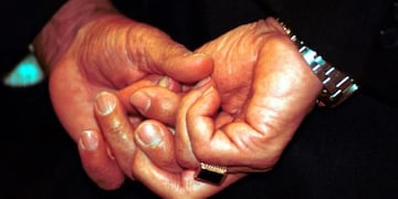 La familia Menem ofreció recompensa por la restitución del anillo robado y que pertenecía al expresidente. Gentileza