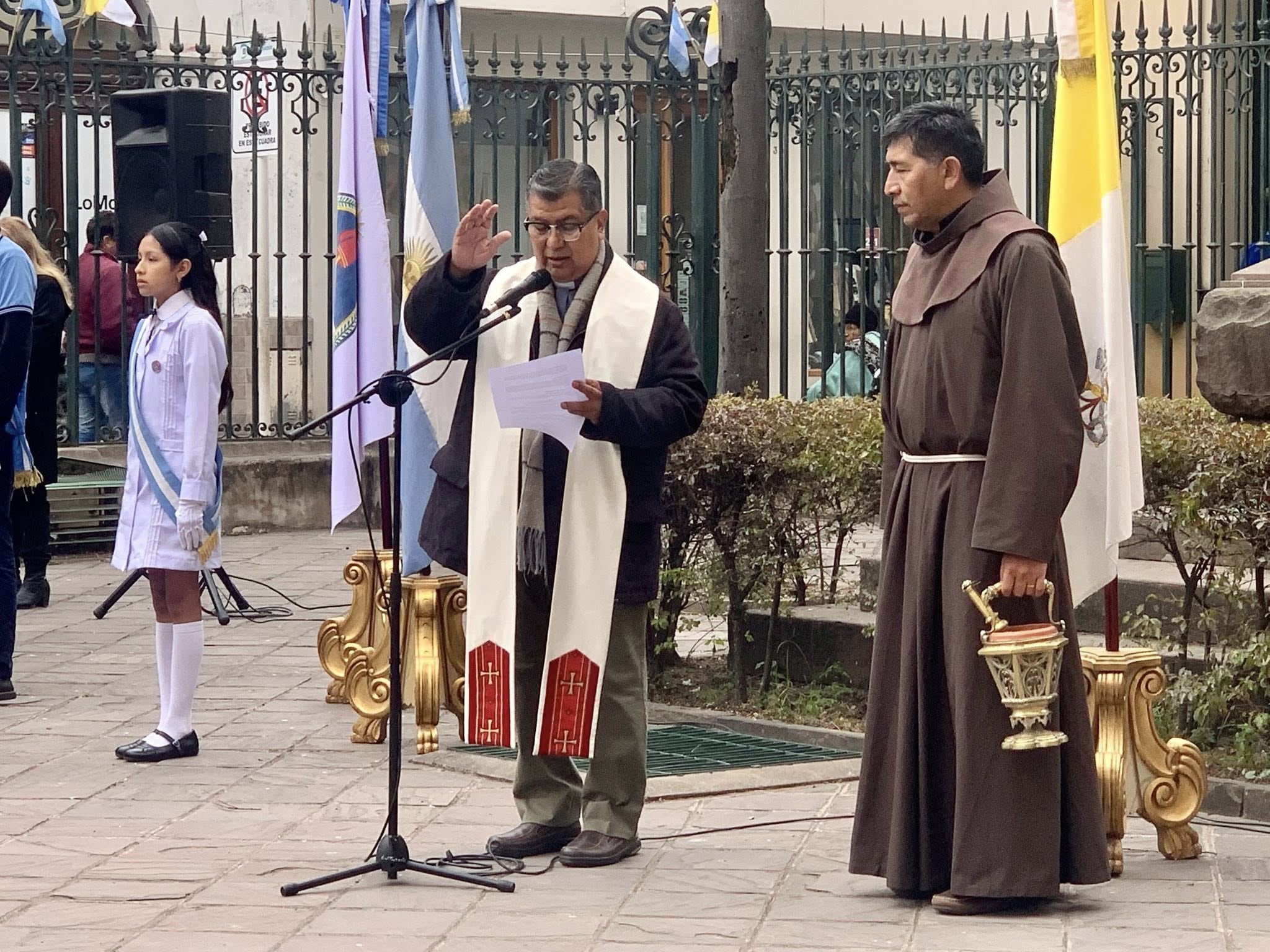 El párroco de la iglesia Santísimo Salvador catedral de Jujuy, Manuel Alfaro, pronunció una invocación celebratoria de los acontecimientos recordados en el acto. A la derecha, el fray Dante Ríos.