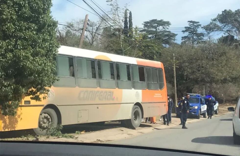 Córdoba: chofer de colectivo se descompensó e impactó contra un árbol